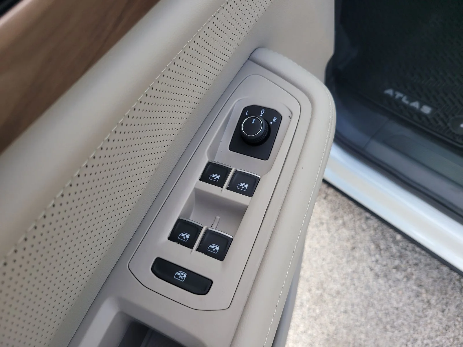 New 2026 Opal White Pearl Volkswagen 2.0T SE image 15