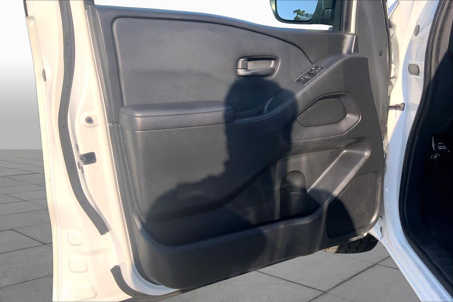 Used 2022 Glacier White Nissan S image 18