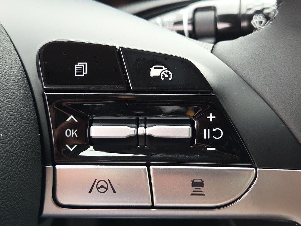 2025 Hyundai Elantra Limited - Photo 24