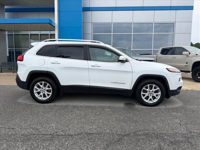 Used 2018 Bright White Clearcoat Jeep Latitude image 6