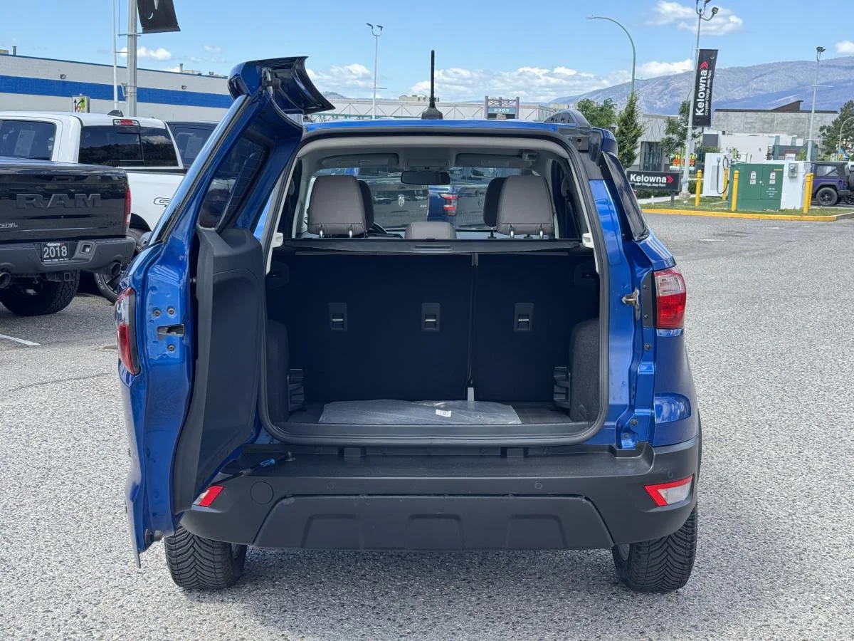 Used 2018 Blue Ford SE image 8
