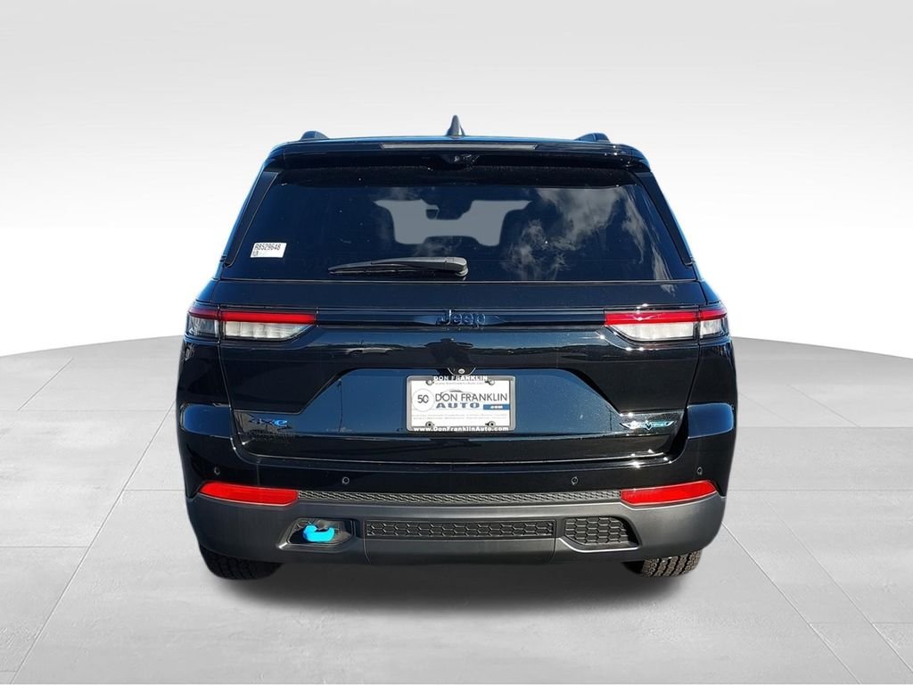 New 2024 Diamond Black Crystal Pearl-Coat Exterior Paint Jeep Trailhawk 4xe image 8
