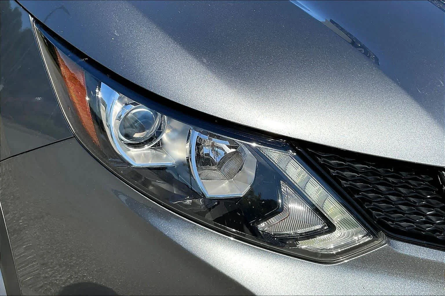 Used 2018 Gun Metallic Nissan SV image 27