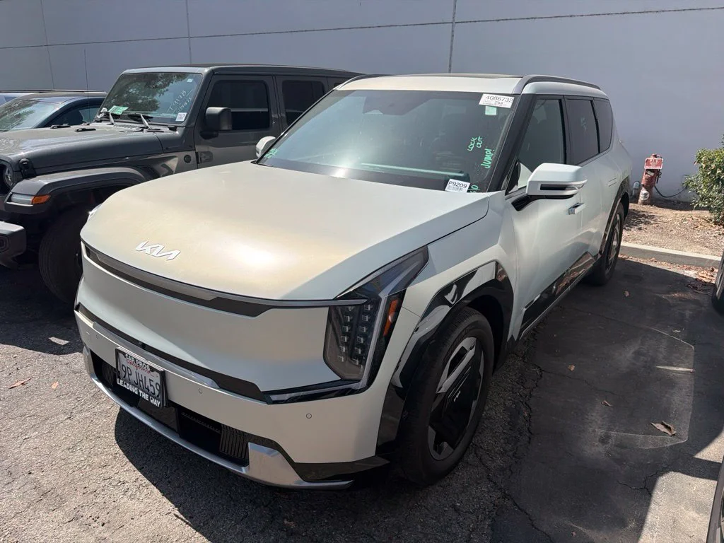 Used 2024 White Kia Land image 2