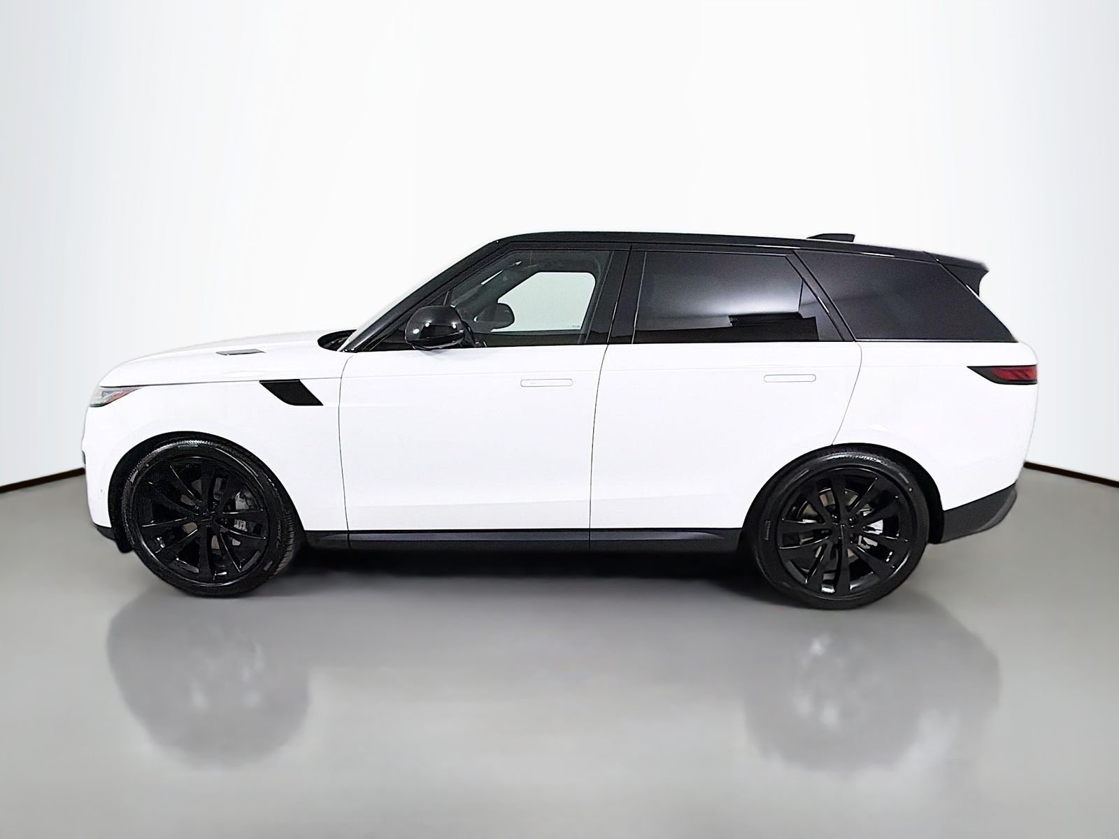New 2026 Fuji White Land Rover SE image 2