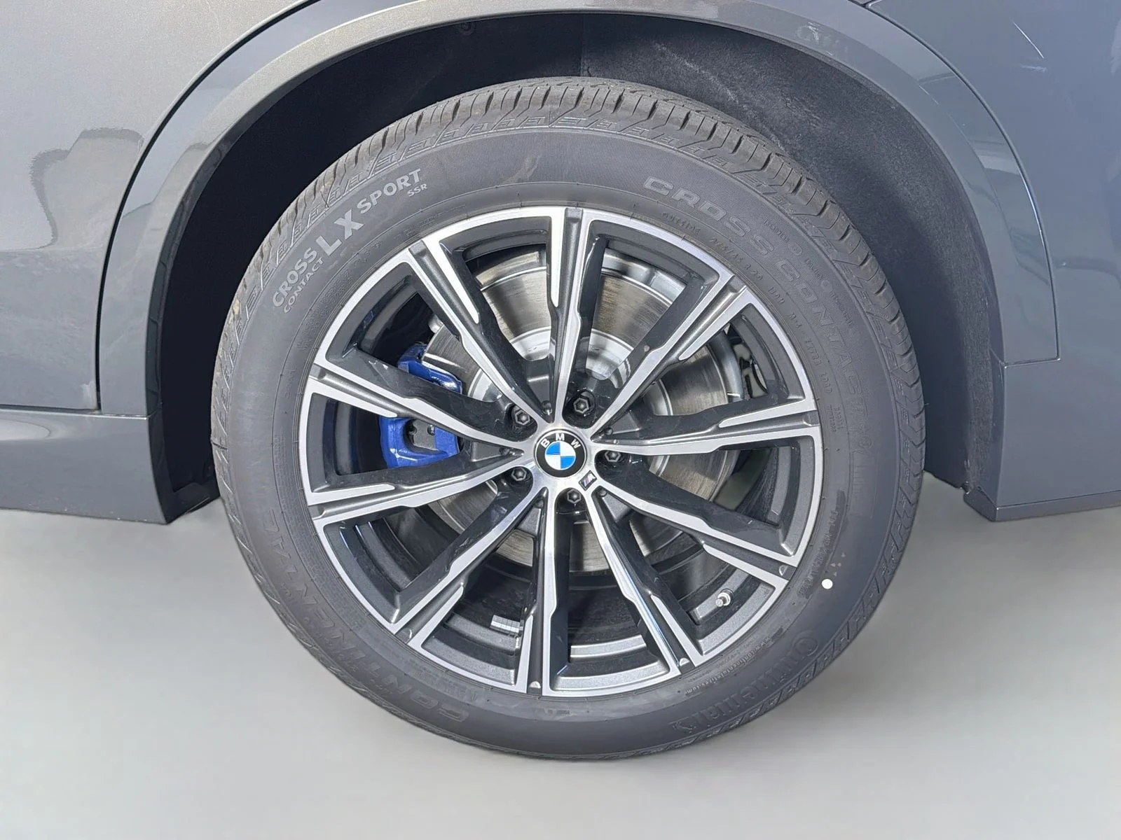 New 2026 Dravit Grey Metallic BMW xDrive50e image 33