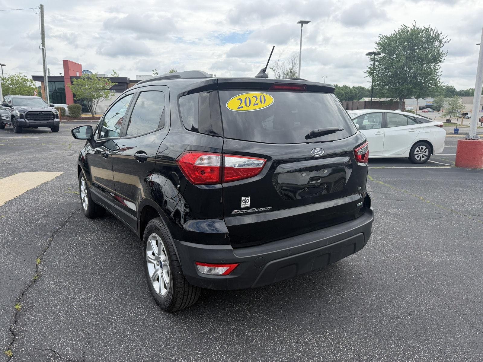 Used 2020 Shadow Black Ford SE image 5