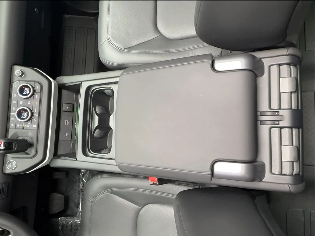 Used 2024 Silver Land Rover S image 40