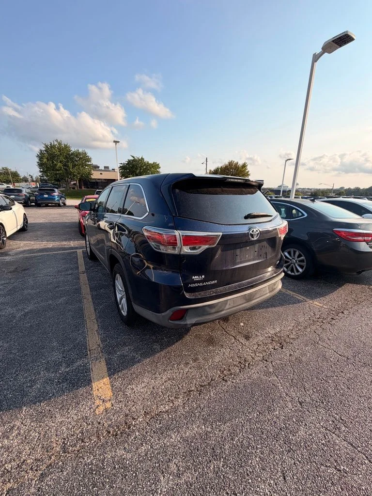 Used 2015 Blue Toyota LE image 5