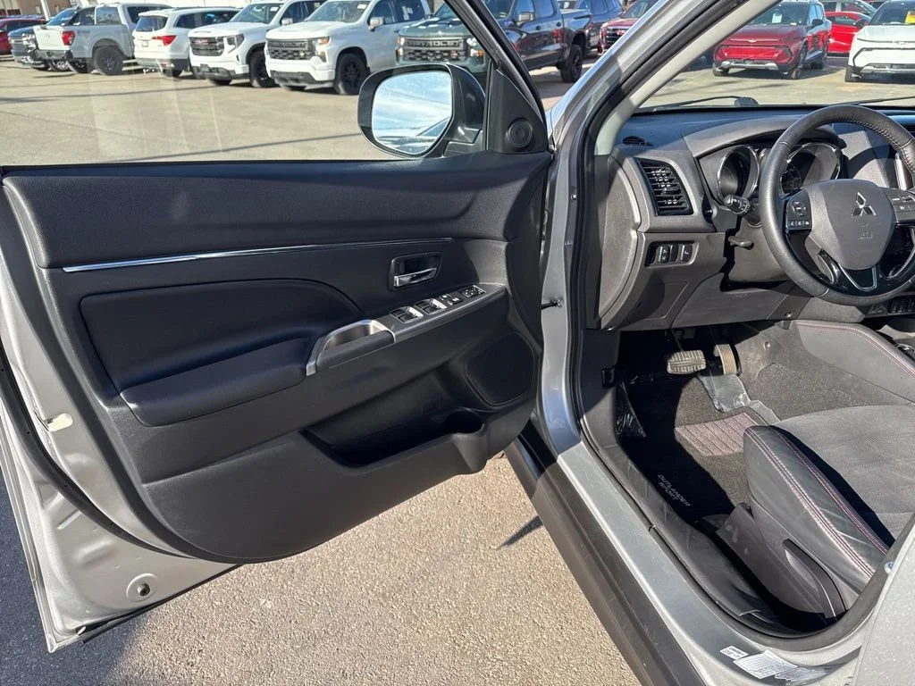 Used 2023 Silver Mitsubishi ES image 29
