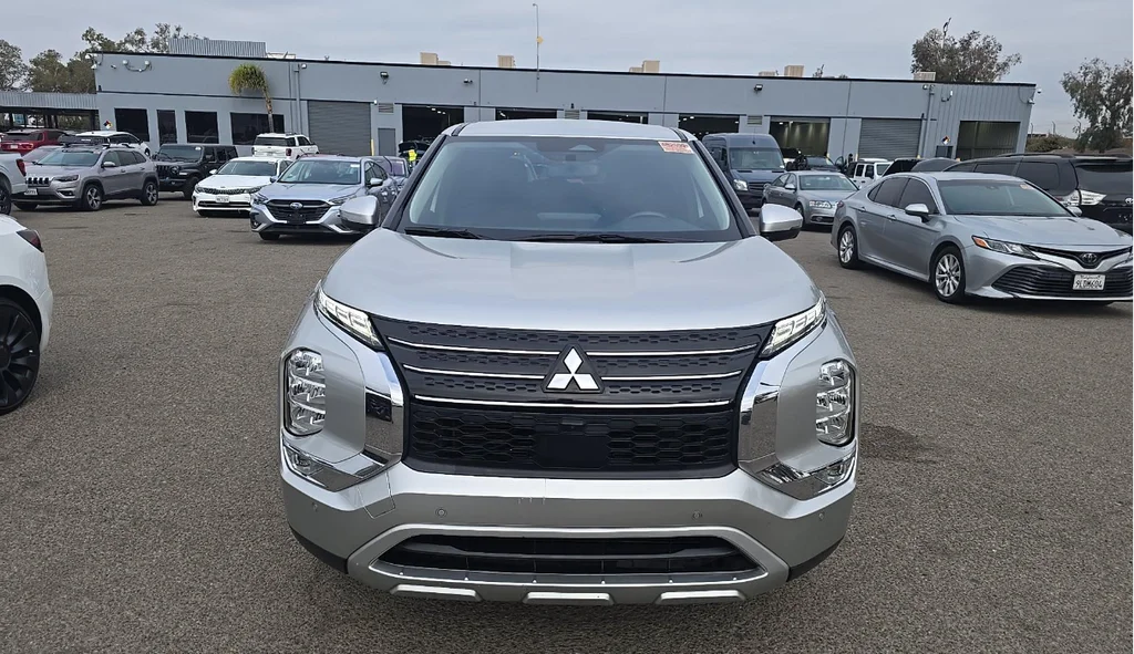Used 2022 Silver Mitsubishi SE image 2