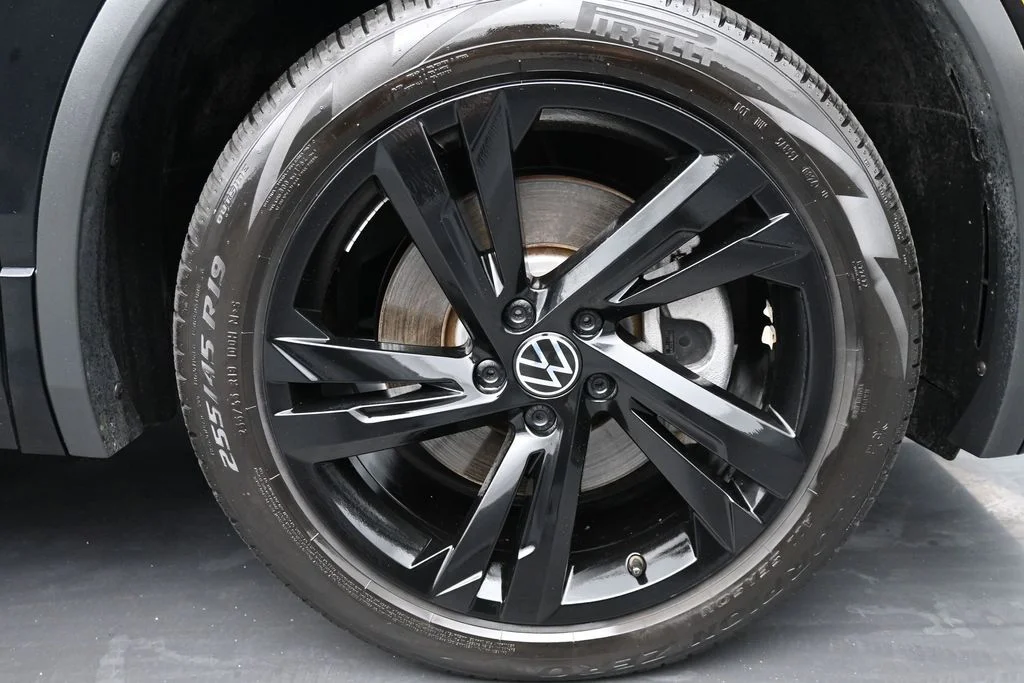Used 2024 Black Volkswagen 2.0T SE R-Line Black image 10