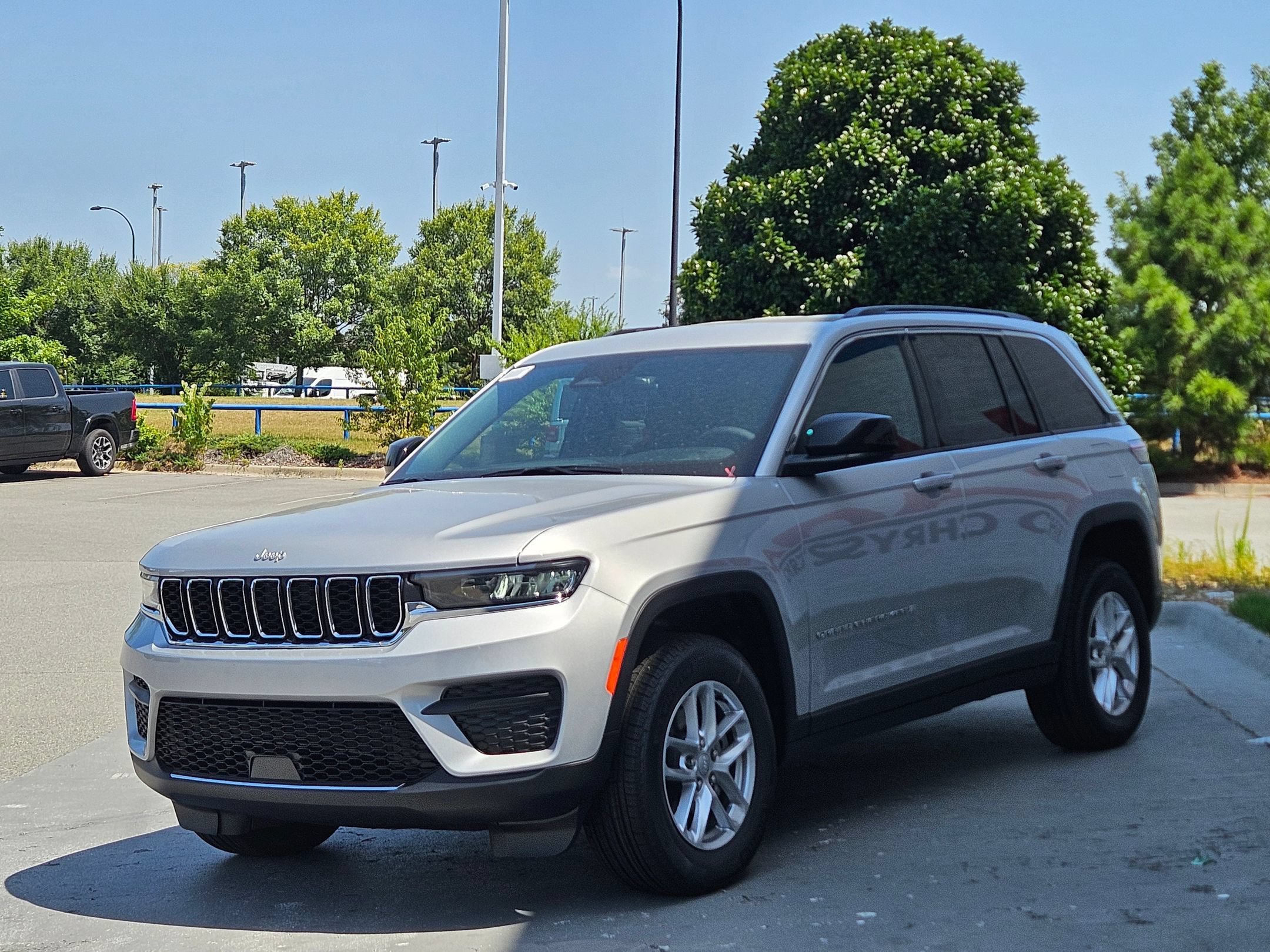 New 2026 Silver Zynith Jeep Laredo image 3