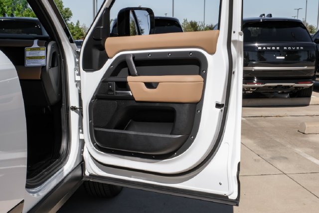 New 2026 Fuji White Land Rover X-Dynamic SE image 48