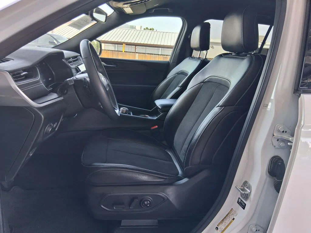 Used 2024 White Jeep Altitude image 17