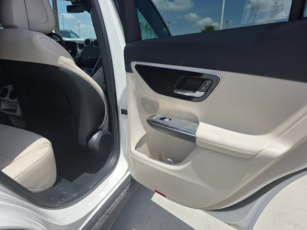 New 2026 Polar White Mercedes-Benz GLC 300 image 43