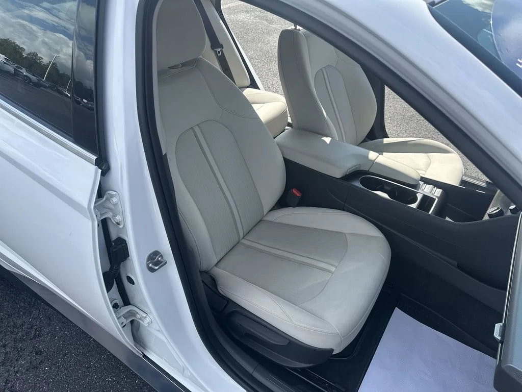 Used 2024 White Hyundai SEL image 30