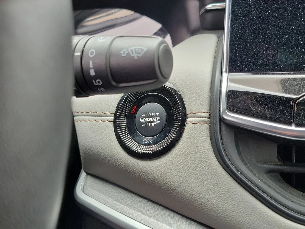 Used 2024 White/off-white Jeep Limited image 12