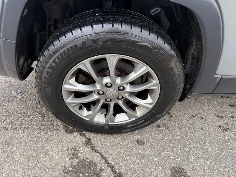 Used 2019 Gray Jeep Latitude Plus image 16