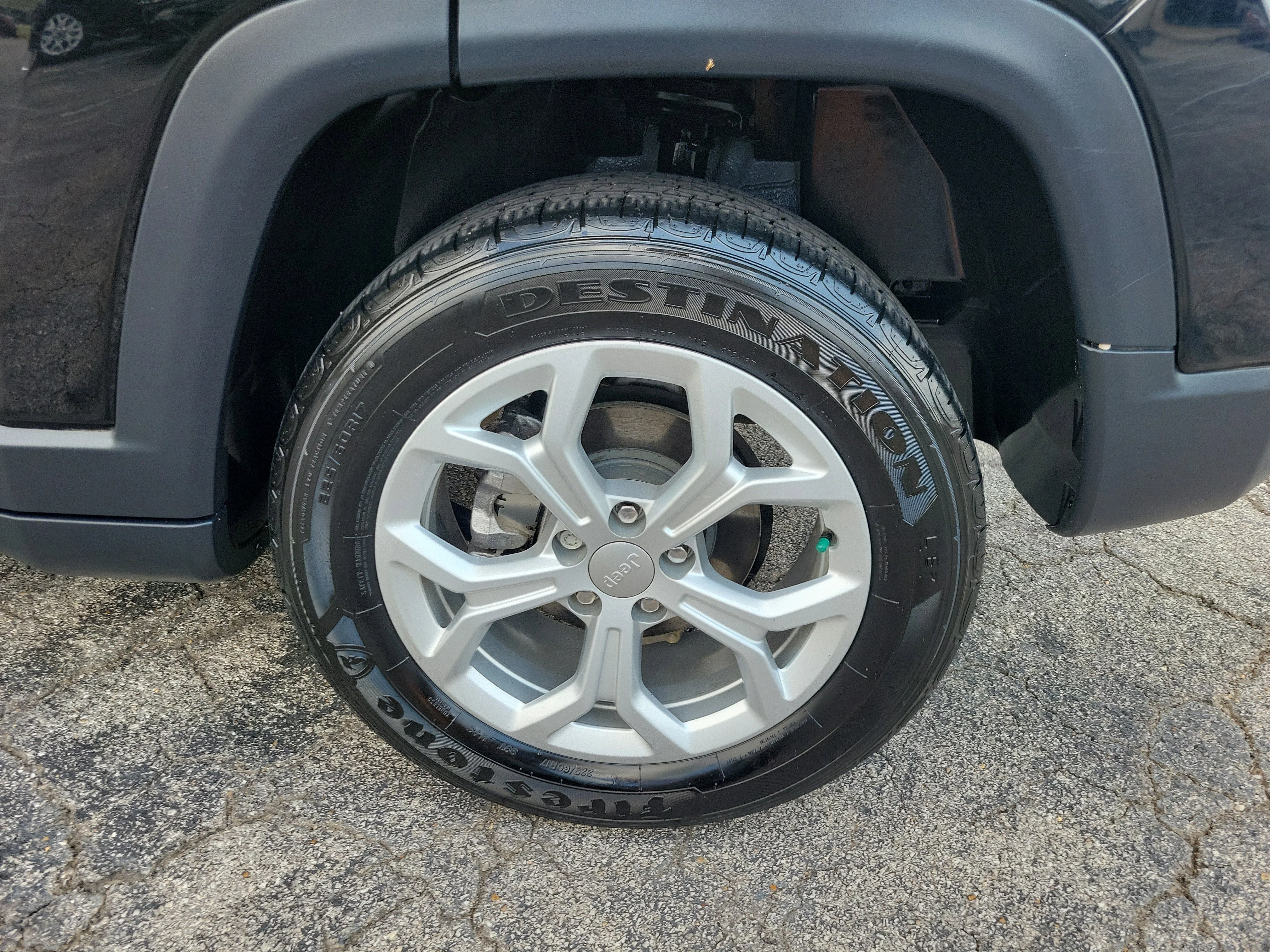 Used 2024 Diamond Black Crystal Pearlcoat Jeep Latitude image 24