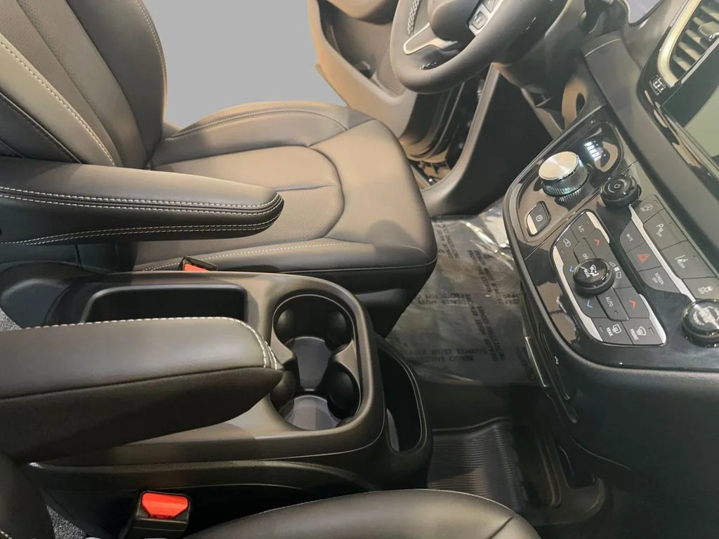 2026 Chrysler Pacifica Select - Photo 18