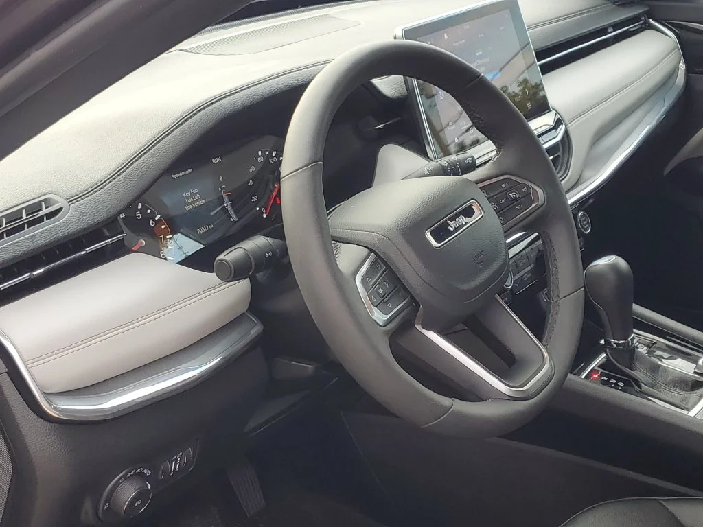 Used 2024  Jeep Limited image 11