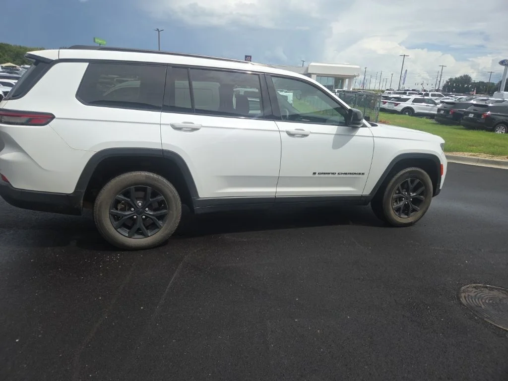 Used 2024 White Jeep Altitude image 11