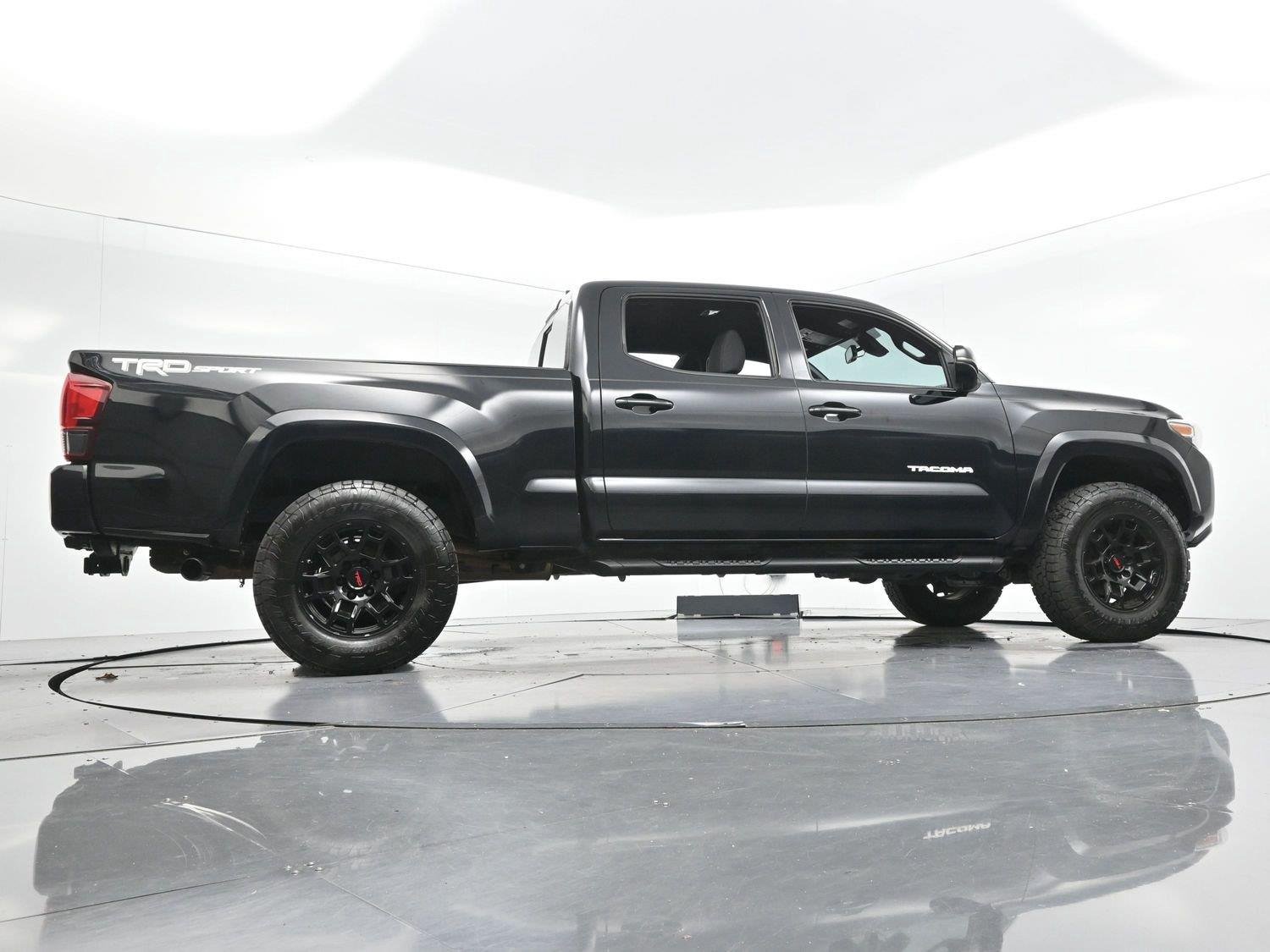 Used 2019 Midnight Black Metallic Toyota SR5 image 44
