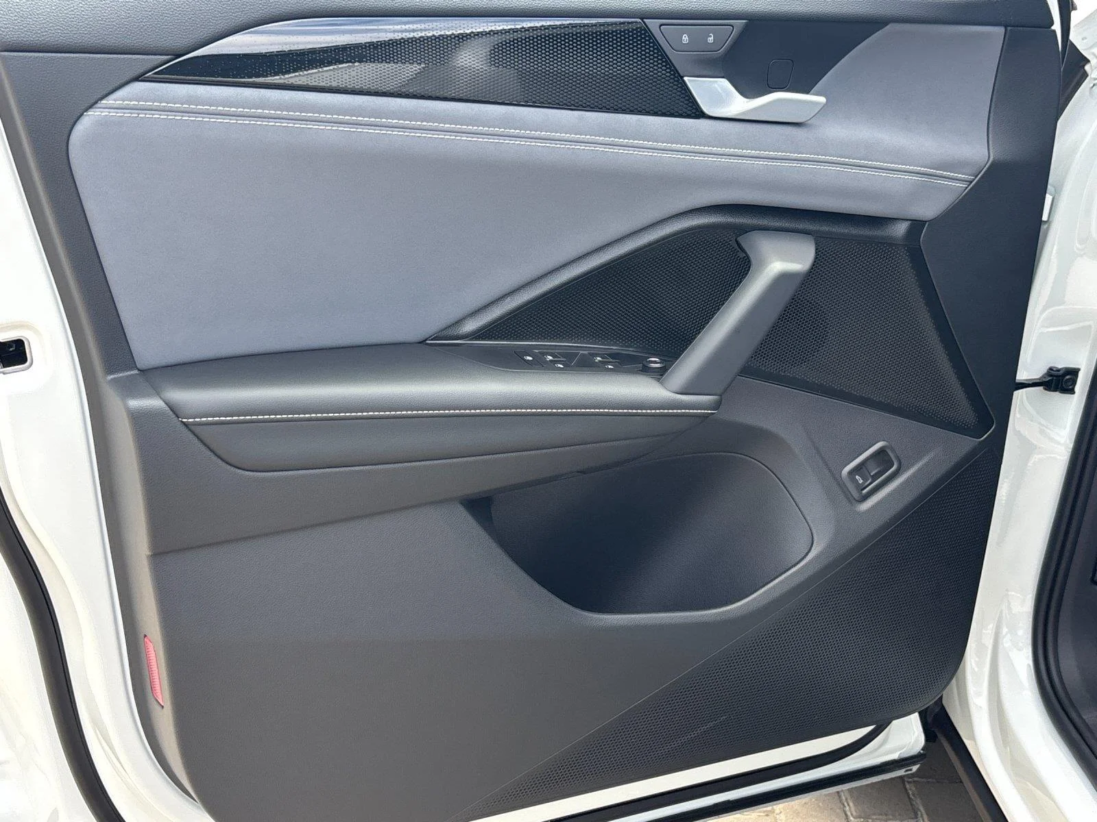New 2026 Opal White w/Deep Black Roof Volkswagen SE R-Line Black image 13
