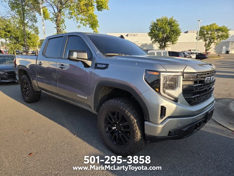 Used 2025 Sterling Metallic GMC ELEVATION image 3