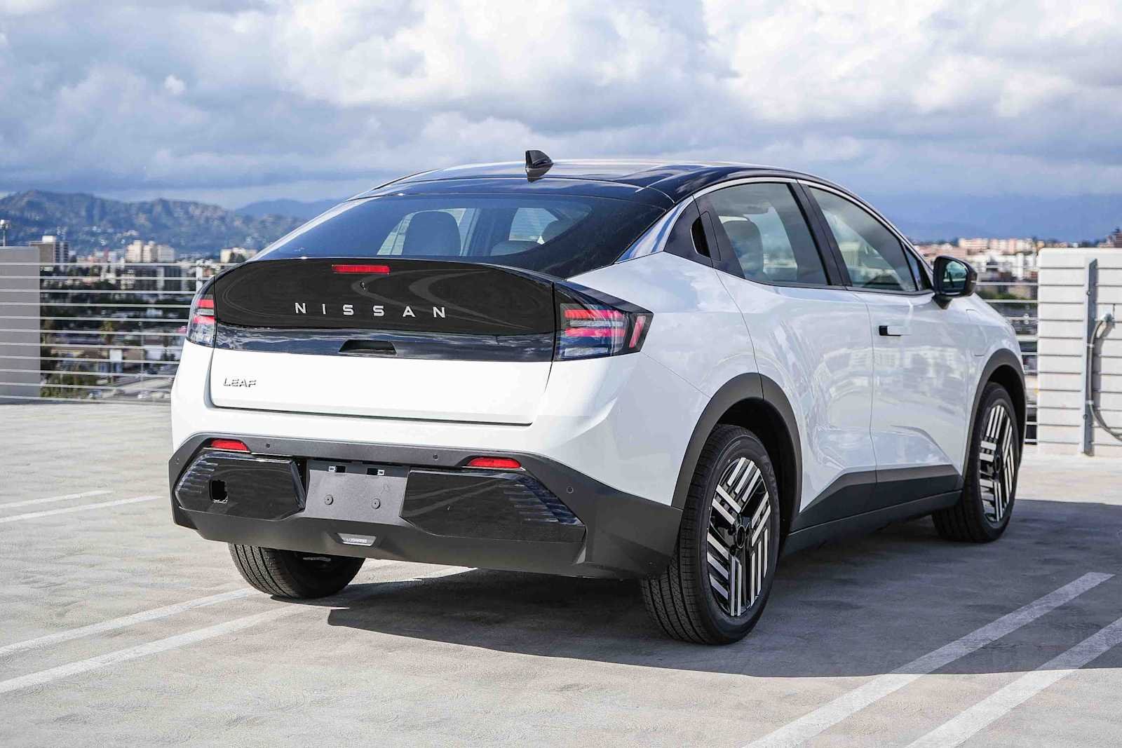 New 2026 Everest White Pearl TriCoat / Super Black Two-tone Nissan SV+ image 6