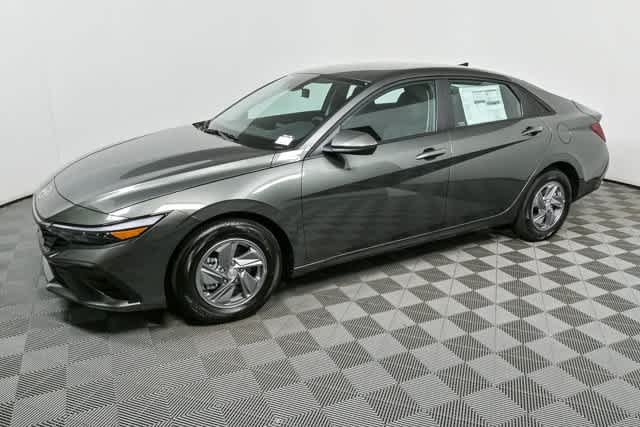 New 2026 Amazon Gray Hyundai SE image 4