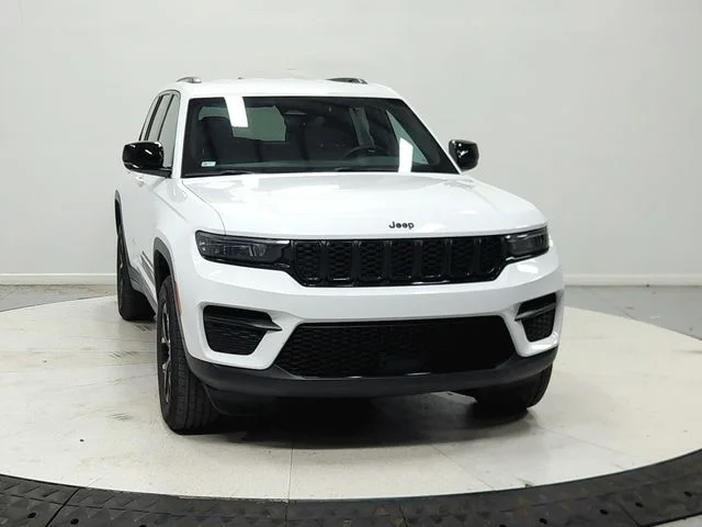 Used 2024 White Jeep Altitude image 3