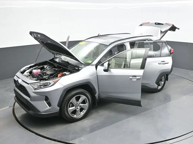 Used 2021 Silver Toyota XLE Premium image 28