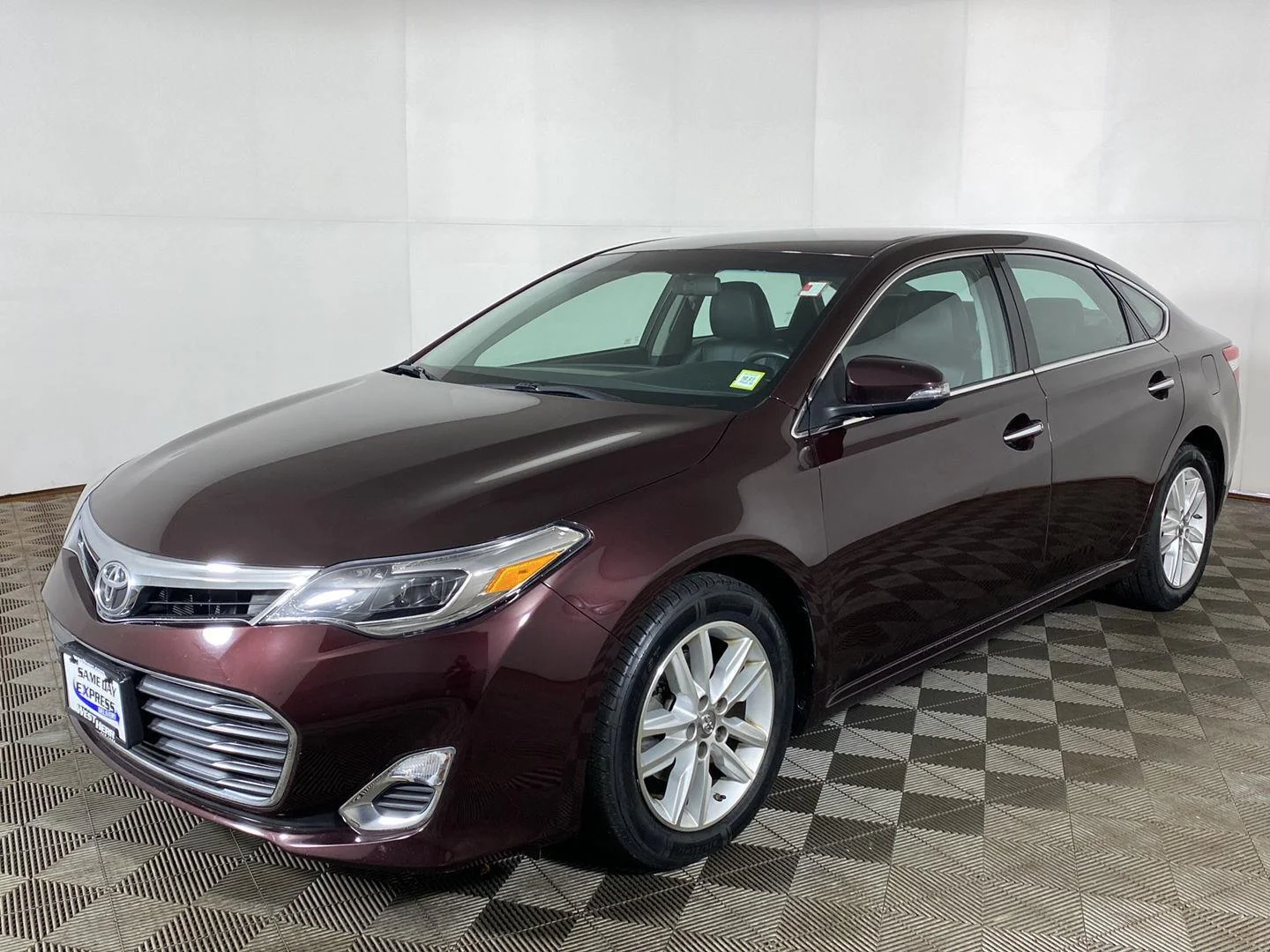 Used 2015 Sizzling Crimson Mica Toyota XLE image 2
