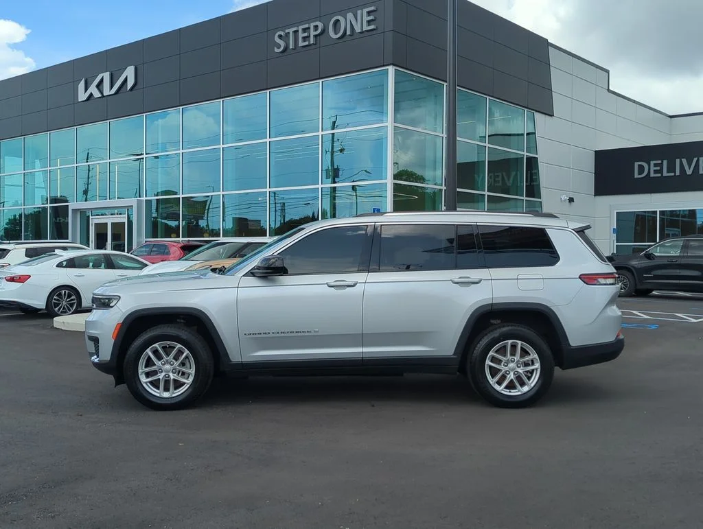 Used 2022 Silver Jeep Laredo image 4