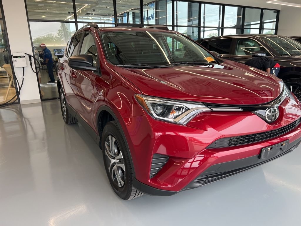 2018 Toyota RAV4 LE's photo