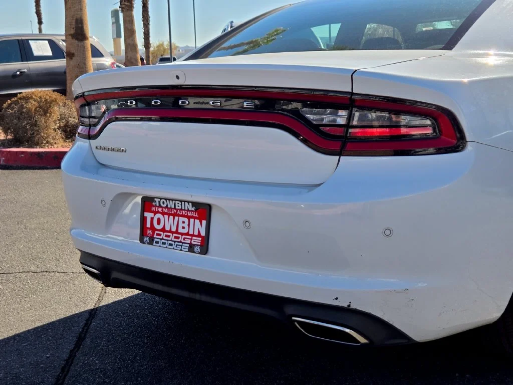 Used 2022 White Dodge SXT image 5