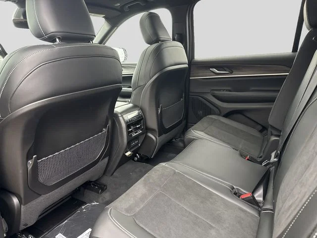 New 2026 Diamond Black Crystal Pearl-Coat Exterior Paint Jeep Laredo image 16