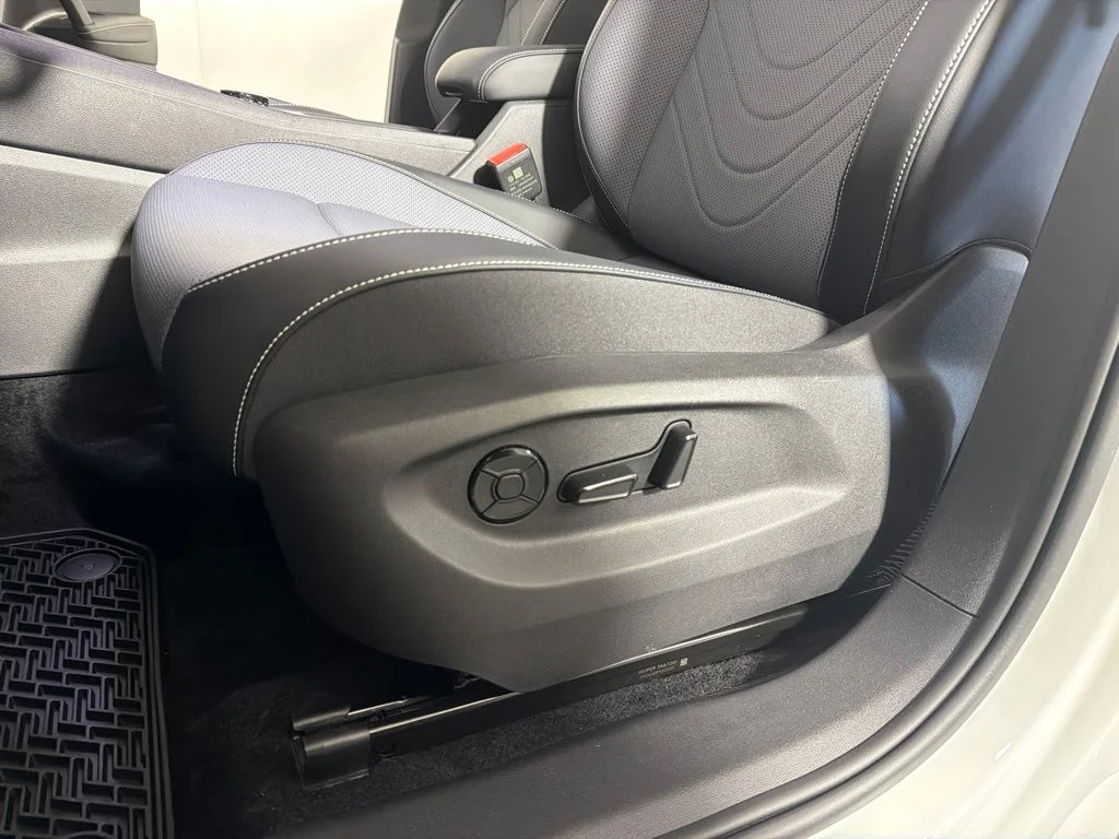 New 2026 White/off-white Volkswagen 2.0T SE image 11