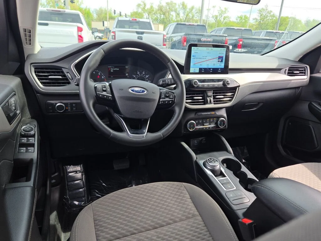 Used 2022 White Ford SE image 19