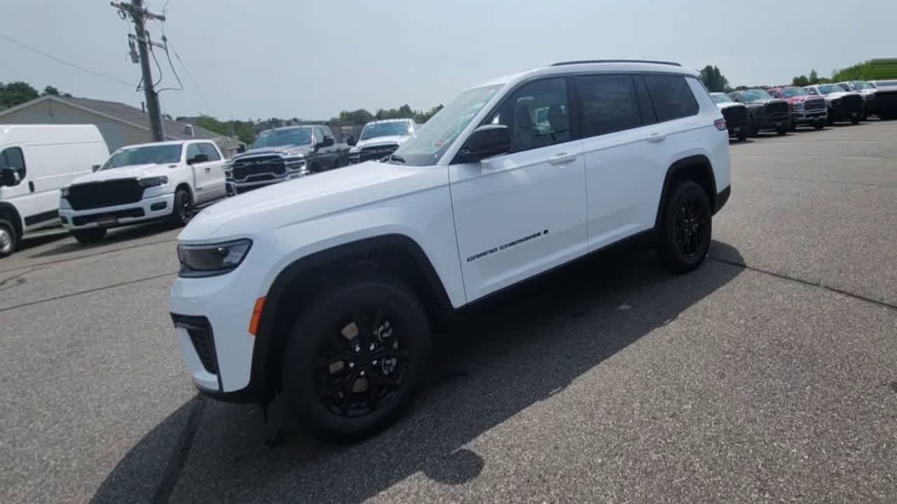 New 2026 Bright White Clear-Coat Exterior Paint Jeep Laredo Altitude image 4