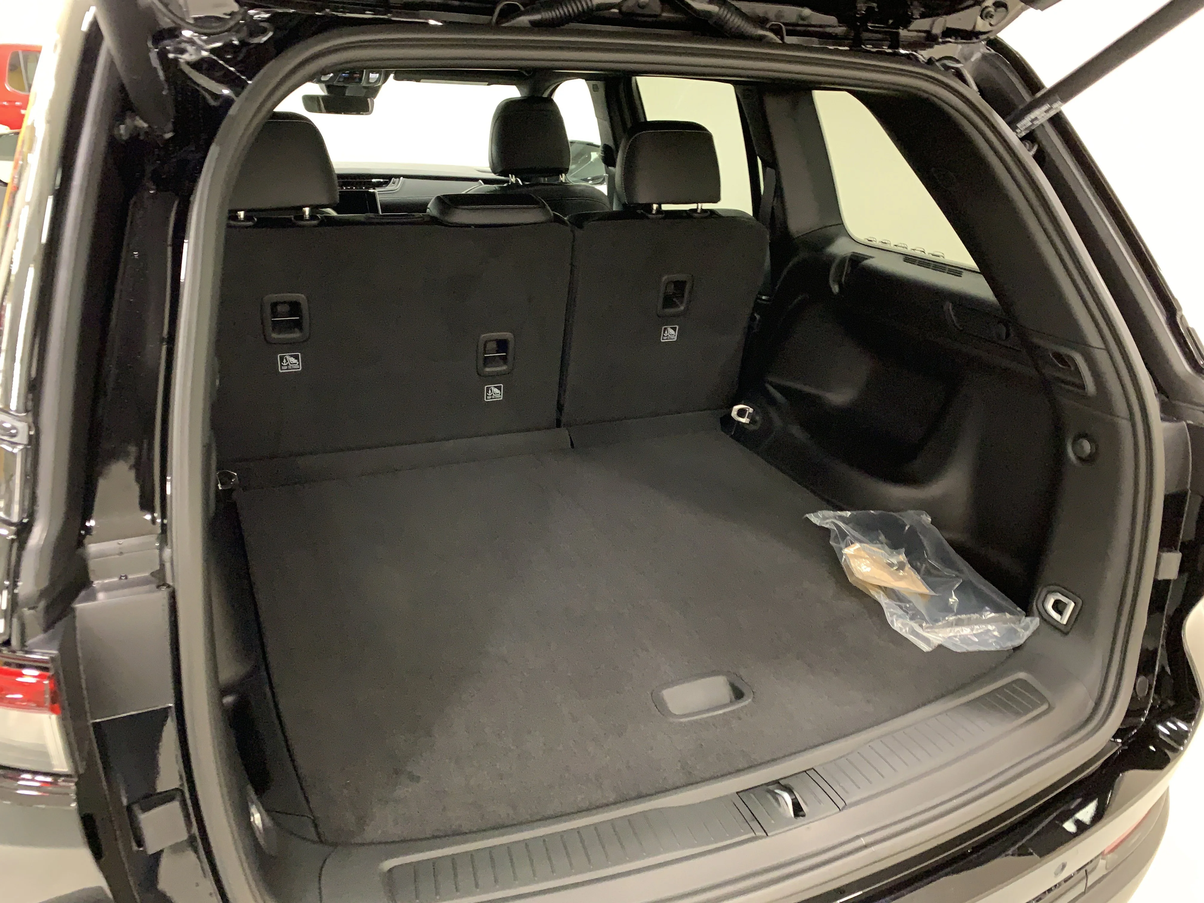 New 2025 Diamond Blk Crystal Pearl Jeep Altitude image 7