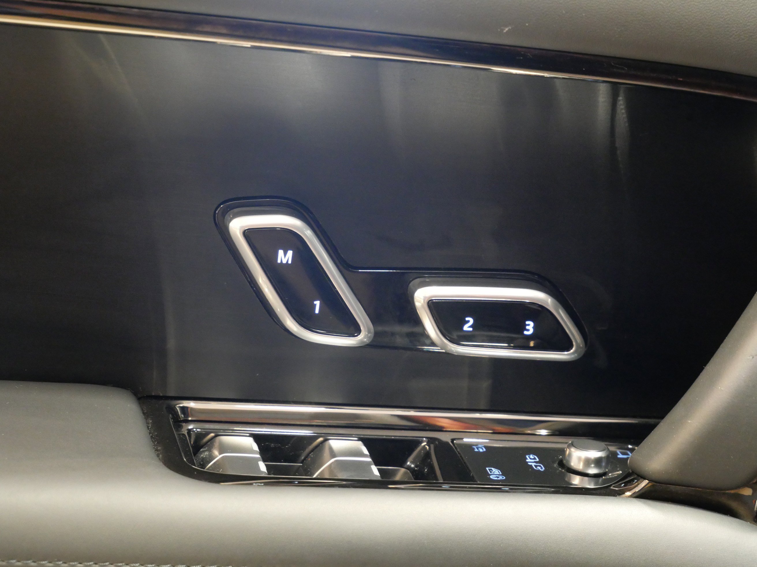 Used 2023 Sunrise Copper SV Bespoke Ultra Met Satin Land Rover SV image 14