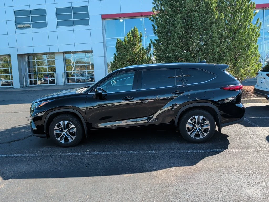 Used 2021 Toyota Highlander XLE with VIN 5TDGZRBH3MS534902 for sale in Minneapolis, Minnesota