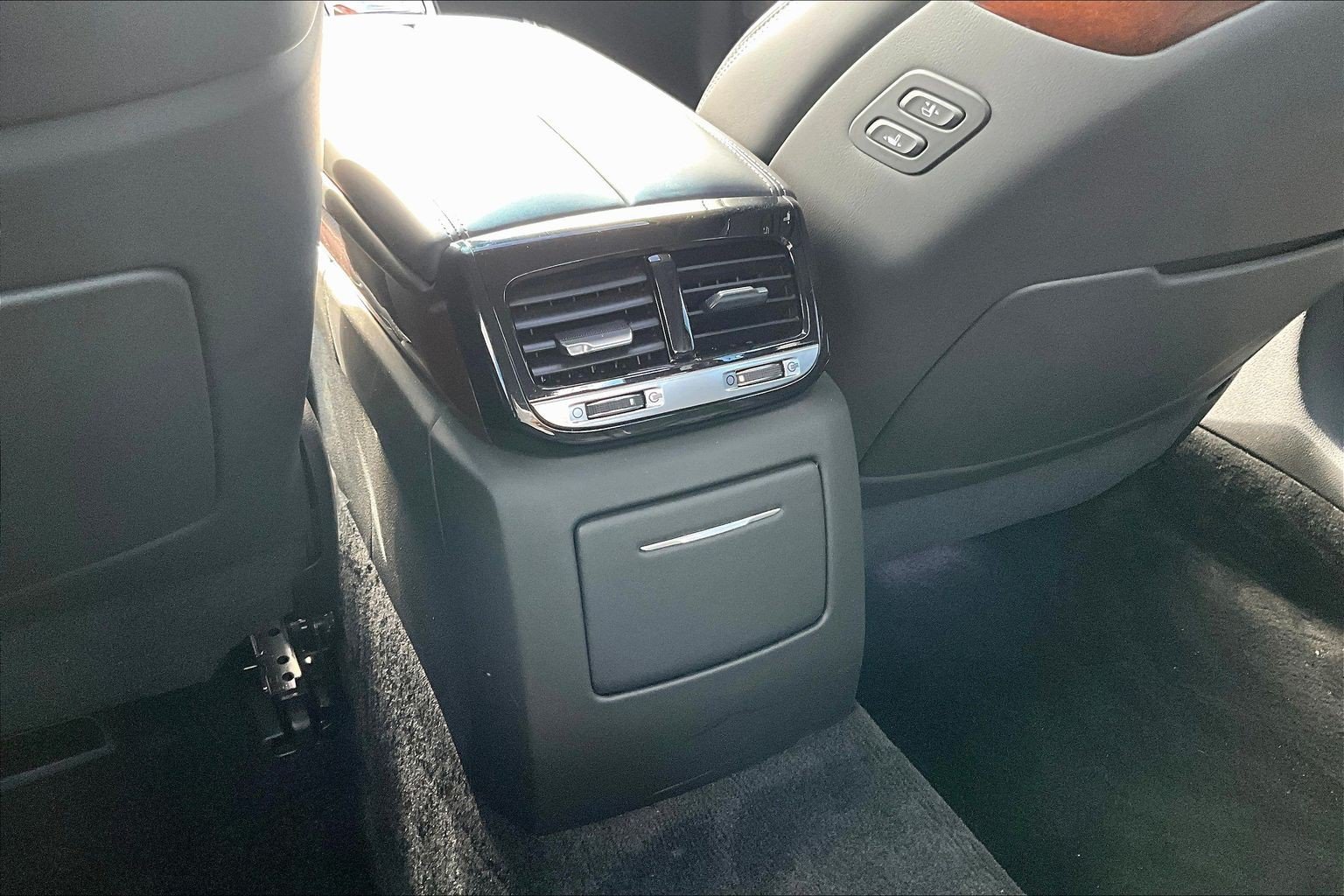 Used 2017 Silver Genesis 5.0 Ultimate image 9