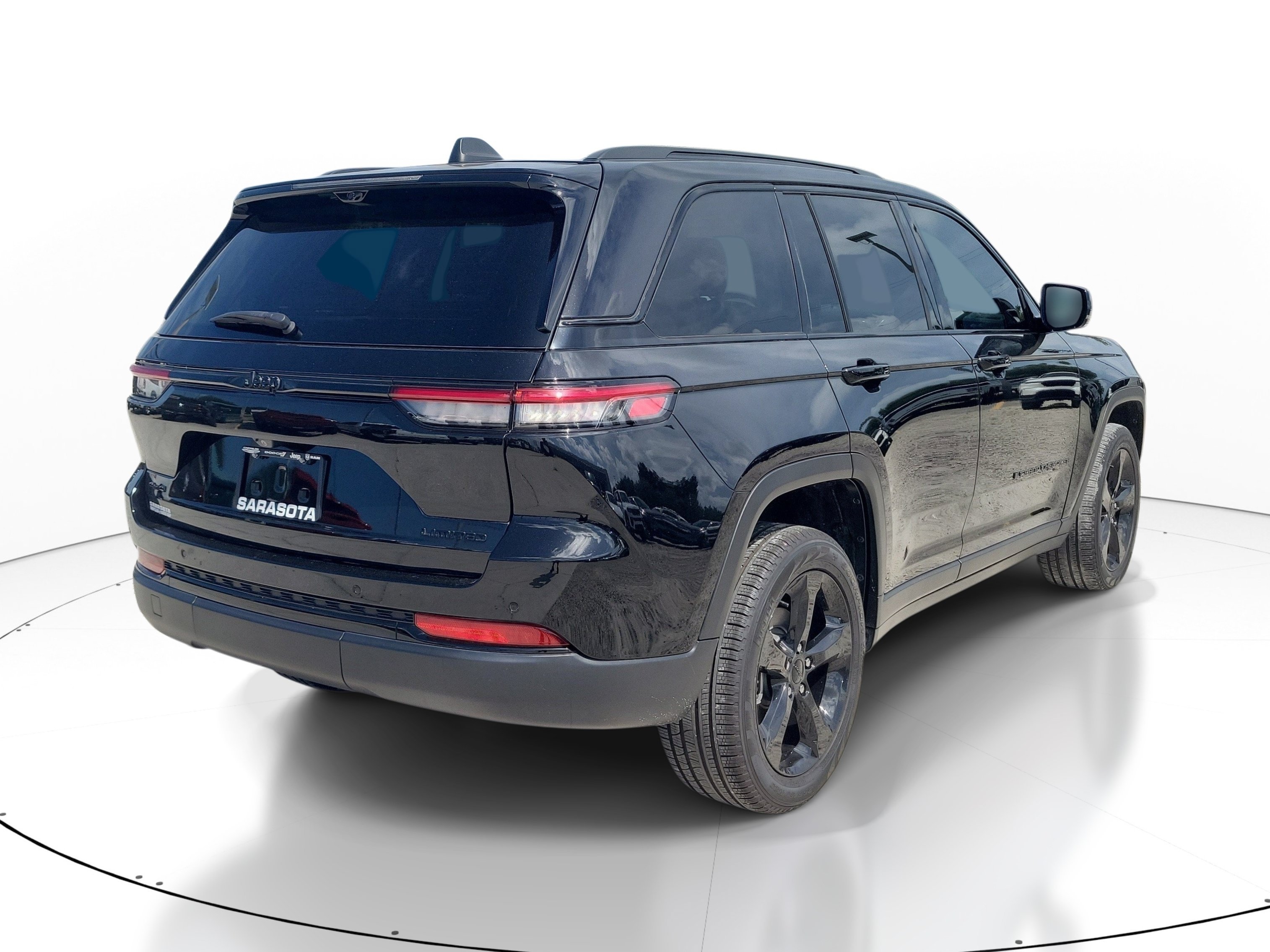 Used 2024 Diamond Black Crystal Pearlcoat Jeep Limited image 6