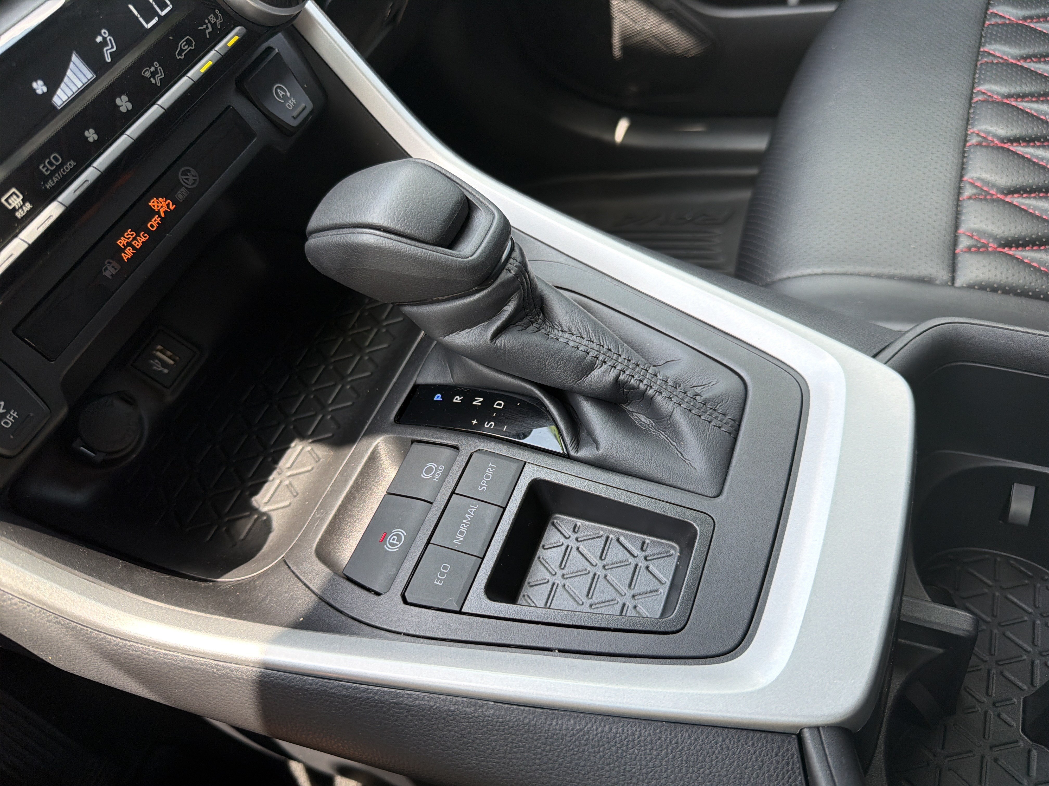 2024 Toyota Venza LE - Photo 9