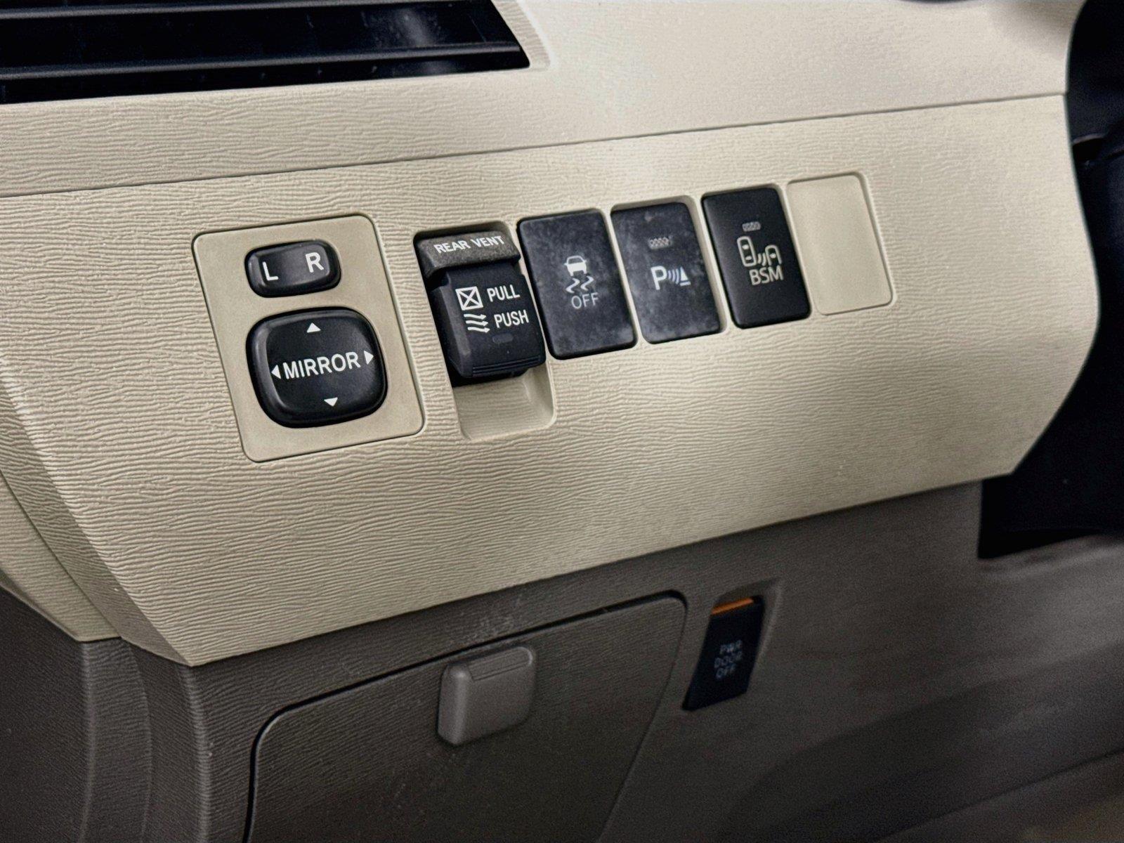 Used 2013 Black Toyota XLE image 16