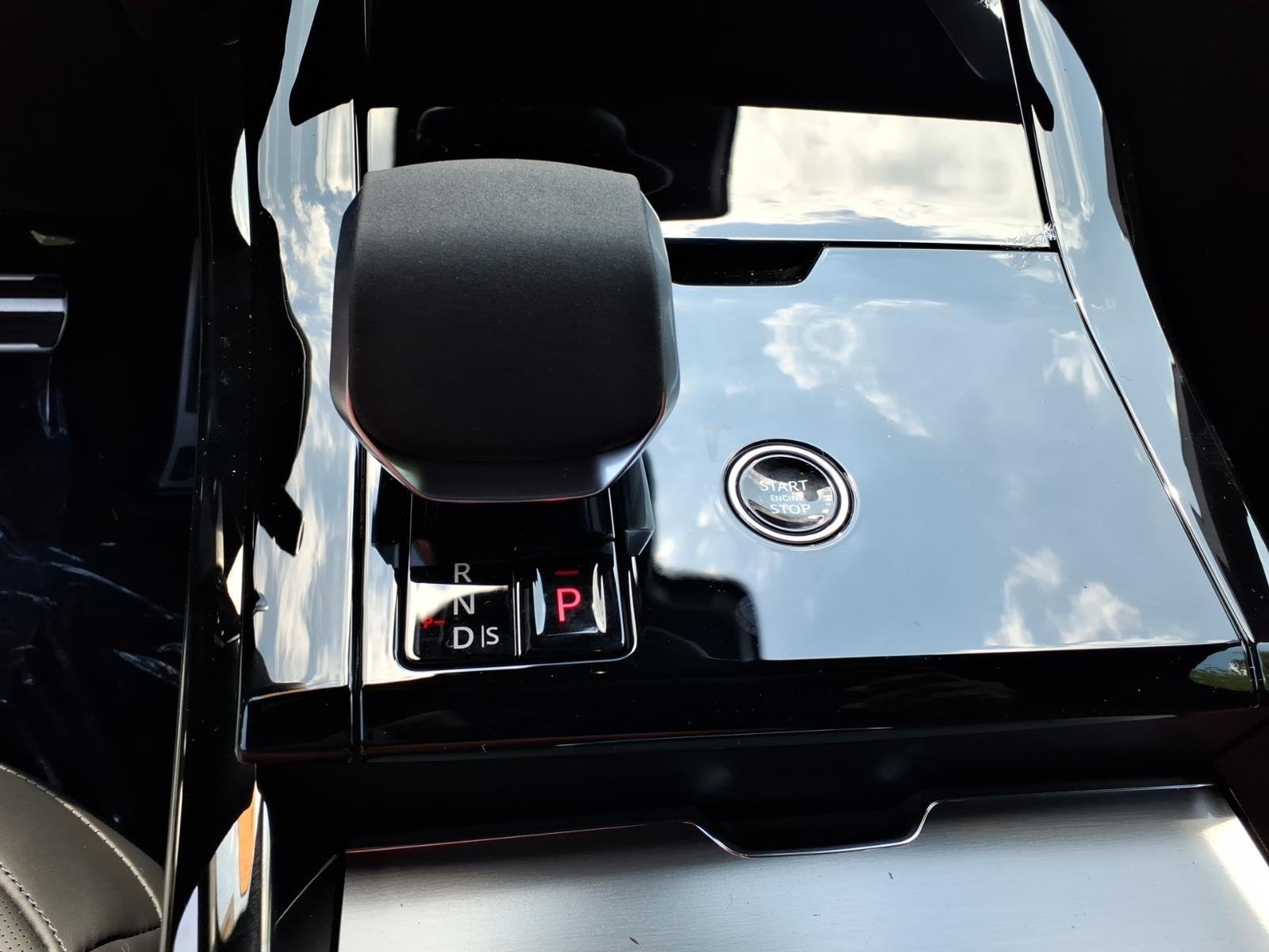 New 2026 Fuji White LAND ROVER Dynamic SE image 13